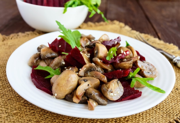 Dieta vegetariana Ensalada de vitaminas de remolacha hervida, champiñones y rúcula.