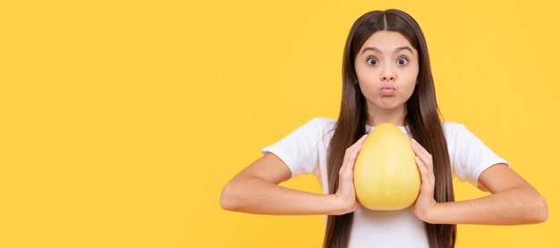 Dieta de vida saludable y belleza infantil sorprendió a una adolescente con vitamina de cítricos de pomelo y dieta Retrato de niña con cartel horizontal de pomelo pomelo naranja Encabezado de pancarta con espacio de copia