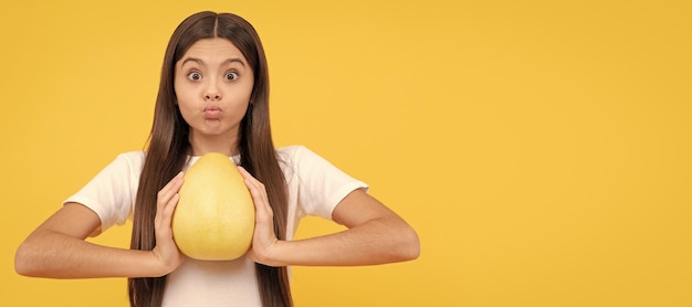 Dieta de vida saludable y belleza infantil sorprendió a una adolescente con vitamina de cítricos de pomelo y dieta Retrato de niña con cartel horizontal de pomelo pomelo naranja Encabezado de pancarta con espacio de copia