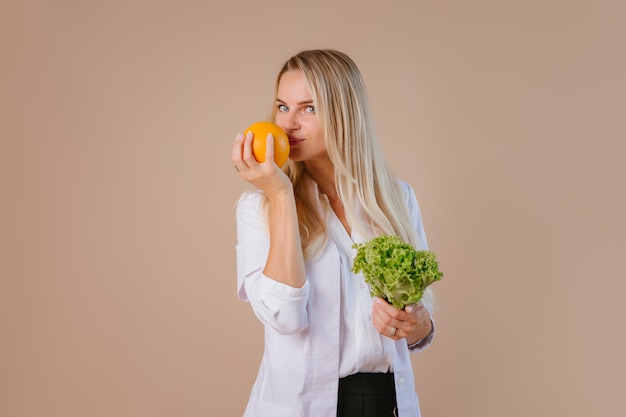 El dietista sostiene frutas y verduras.