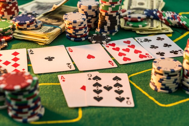 Foto diferente sobre fichas de pôquer de custo com cartas de jogar e dólares americanos na mesa do cassino greent. jogatina