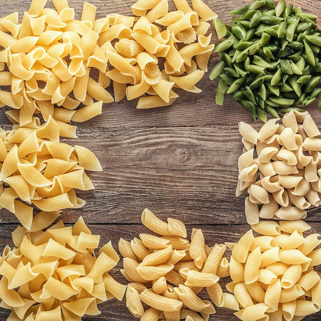 Diferente tipo de pasta italiana sobre un fondo de madera