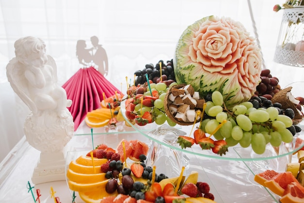 Diferente variedad de frutas frescas en la mesa de buffet en la celebración