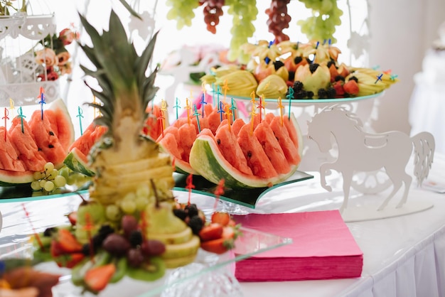 Diferente variedad de frutas frescas en la mesa de buffet en la celebración