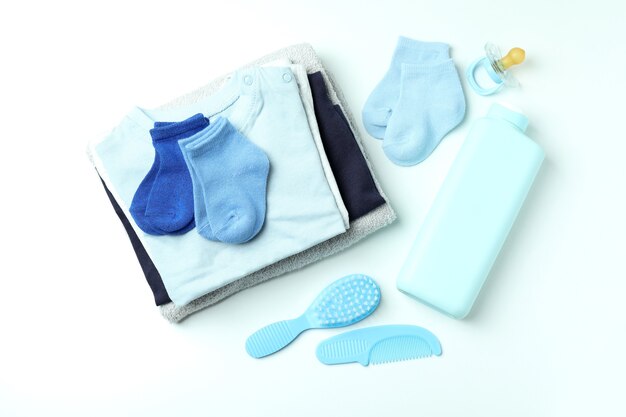 Diferentes accesorios de higiene para bebés sobre fondo blanco.