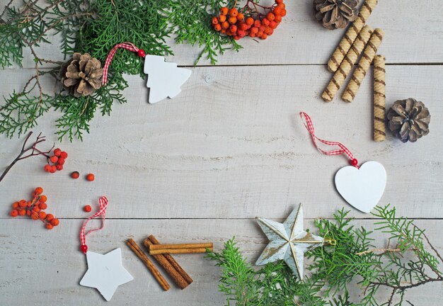 Foto diferentes adornos navideños en el tablero de pizca.