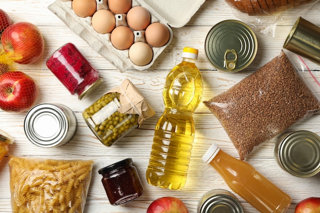 Diferentes alimentos en el espacio de madera, vista superior. Concepto de donación