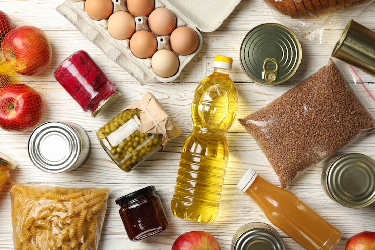 Foto diferentes alimentos en el espacio de madera, vista superior. concepto de donación