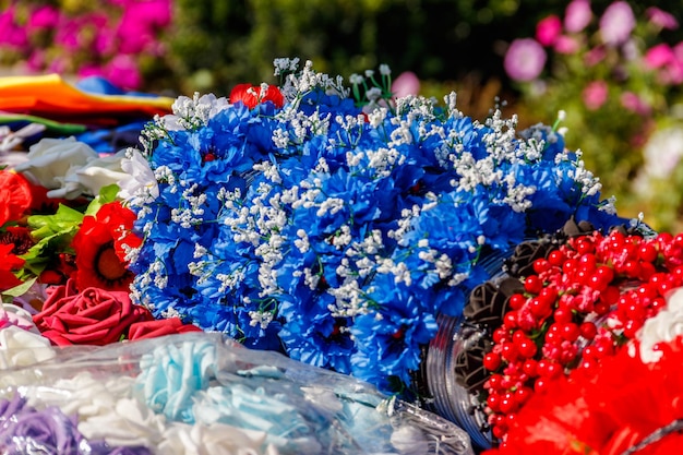 Diferentes aros de pelo con flores artificiales.