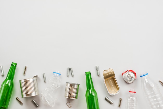 Foto diferentes basuras clasificadas y preparadas para su reciclaje.