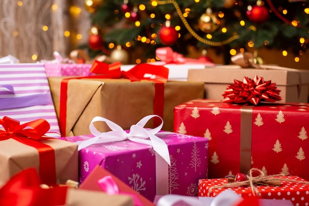 Diferentes belos presentes de Natal debaixo da árvore de Natal
