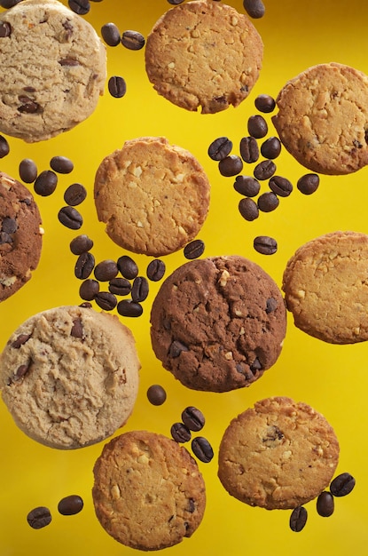 Diferentes biscoitos e café