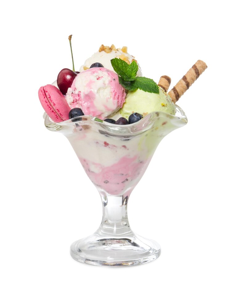 Foto diferentes bolas de sorvete com frutas frescas e palitos de wafer em vaso de vidro isolado em branco