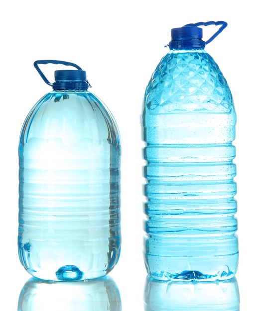Diferentes botellas de agua aisladas en blanco