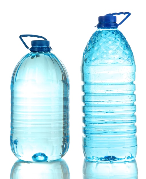 Foto diferentes botellas de agua aisladas en blanco