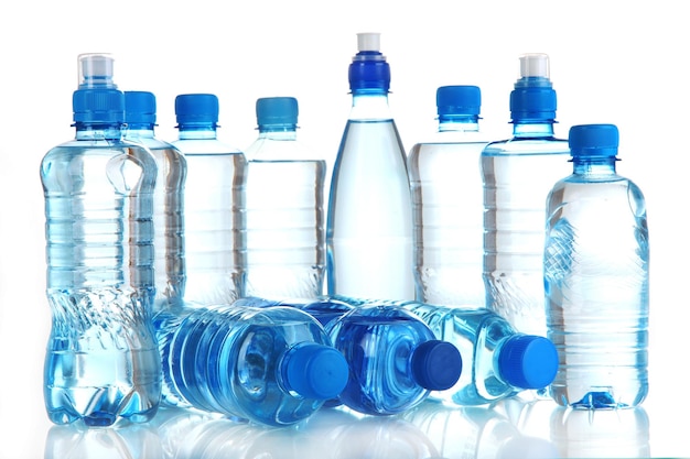 Diferentes botellas de agua aisladas en blanco
