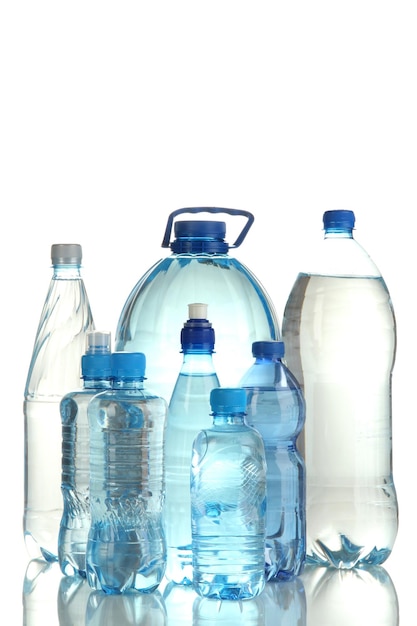 Diferentes botellas de agua aisladas en blanco