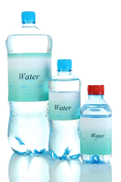 Diferentes botellas de agua con etiqueta aislado en blanco