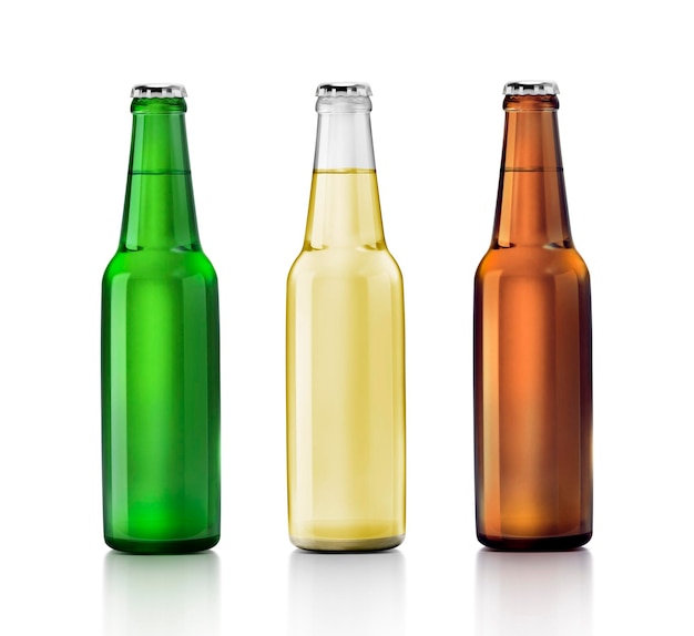 Con diferentes botellas de cerveza fría en fondo blanco renderizado en 3D