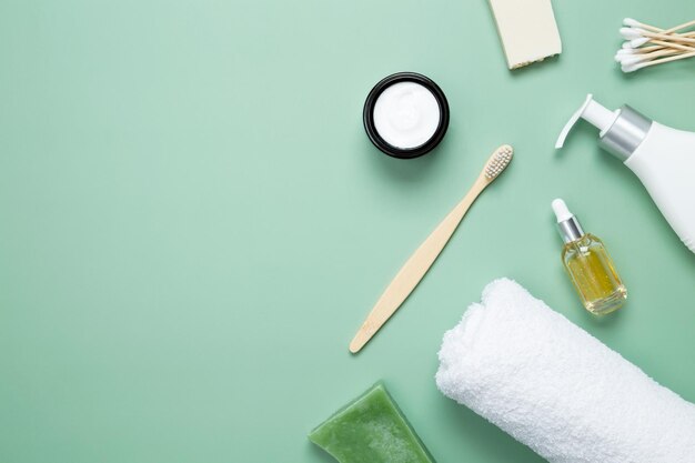 Diferentes botellas cosméticas y envases Productos de baño en el baño spa suero jabón natural