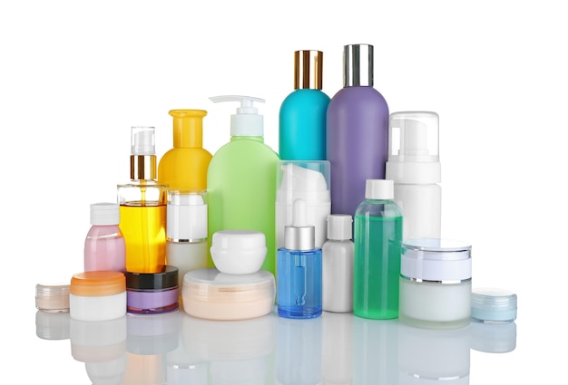 Diferentes botellas de cosméticos aisladas en blanco