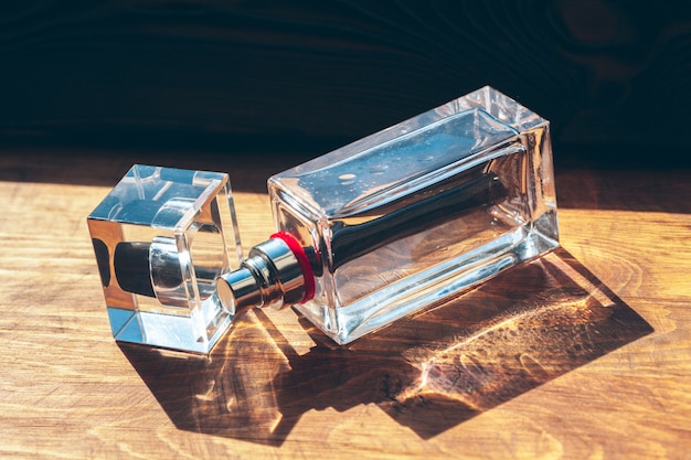 diferentes botellas de perfume en madera