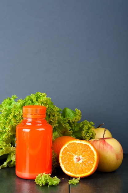 Diferentes botellas de zumo con frutas.