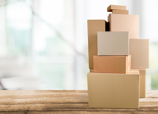 Diferentes cajas de cartón en la habitación en madera.