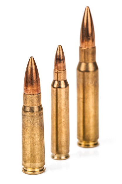Diferentes calibres de municiones de balas de rifle sobre fondo blanco.