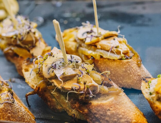 Diferentes canapés surtidos de pan con jamón de cangrejo y verduras