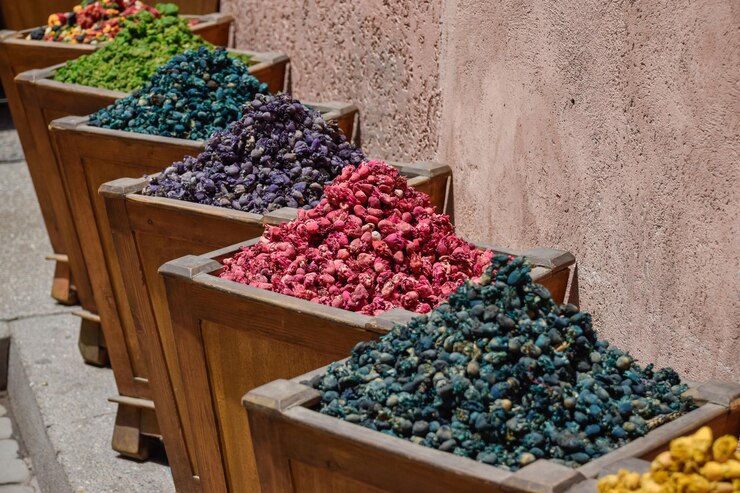Diferentes capullos secos para aromaterapia y tés expuestos en el zouk de Marrakech