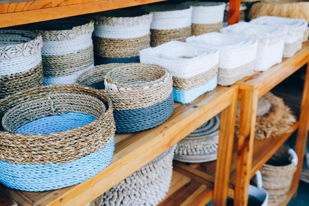 Diferentes cestas tejidas a mano en una tienda de artesanía seguidas