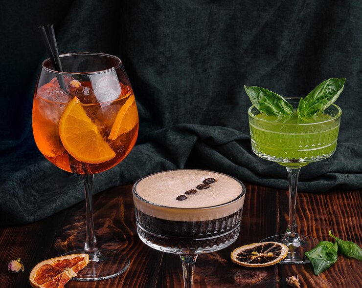 Diferentes cócteles alcohólicos exóticos coloridos en madera