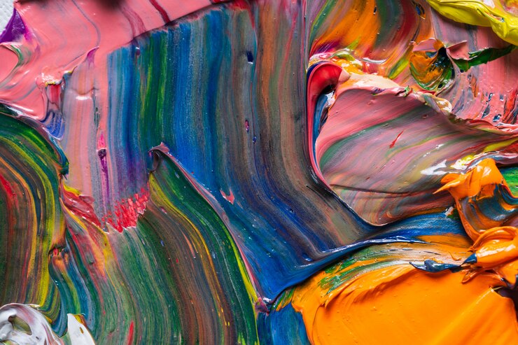 Foto diferentes colores brillantes de pinturas al óleo se mezclan en un primer plano de la paleta.