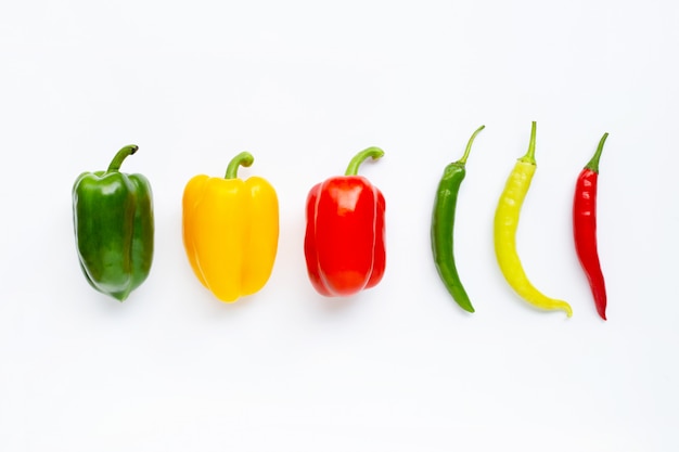 Diferentes colores pimientos y chiles aislados en blanco