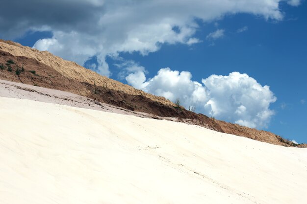 Diferentes colores de una playa de arena.