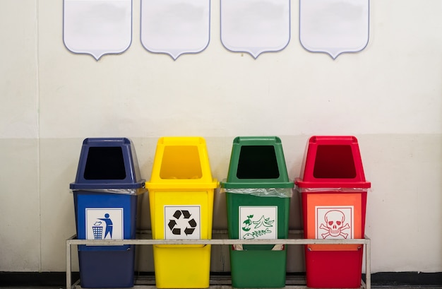 Diferentes contenedores de color para la recolección de materiales de reciclaje