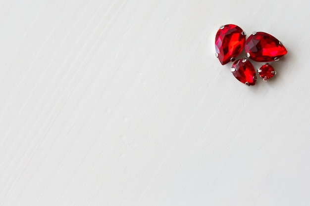 Diferentes cristales de perlas de diferentes tamaños sobre fondo de madera