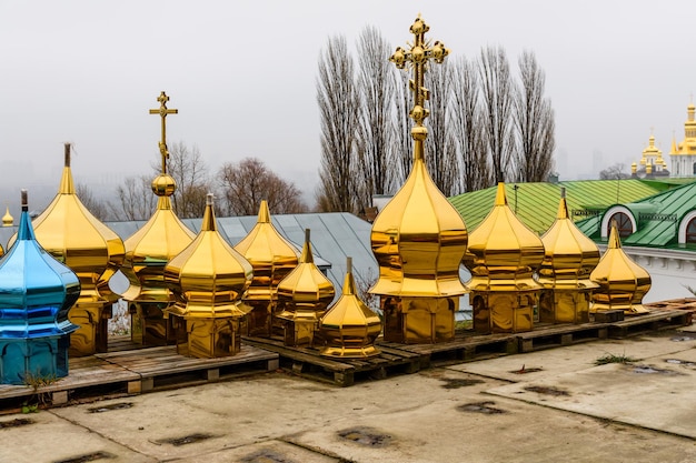 Diferentes cúpulas doradas para la venta en Kiev Pechersk Lavra