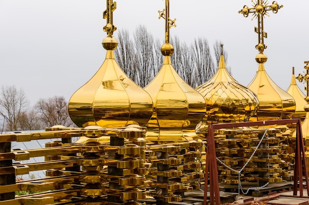 Diferentes cúpulas doradas para la venta en Kiev Pechersk Lavra