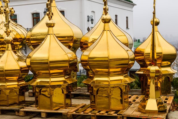 Diferentes cúpulas doradas para la venta en Kiev Pechersk Lavra