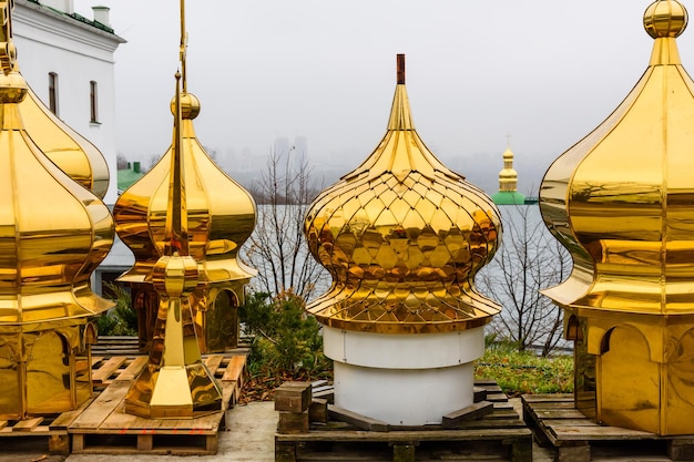 Diferentes cúpulas douradas à venda em um Kiev Pechersk Lavra