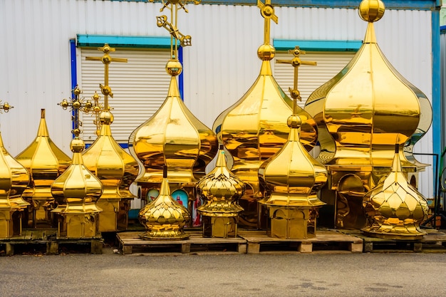 Diferentes cúpulas douradas à venda em um Kiev Pechersk Lavra