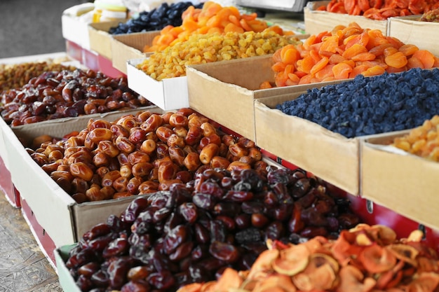 Diferentes deliciosas frutas secas no mercado