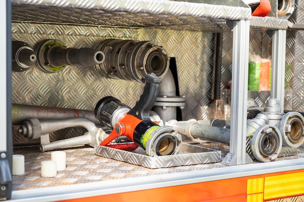 Diferentes detalhes de equipamentos de combate a incêndio prontos para montar em carroceria metálica de caminhão aberto na contemporanea...