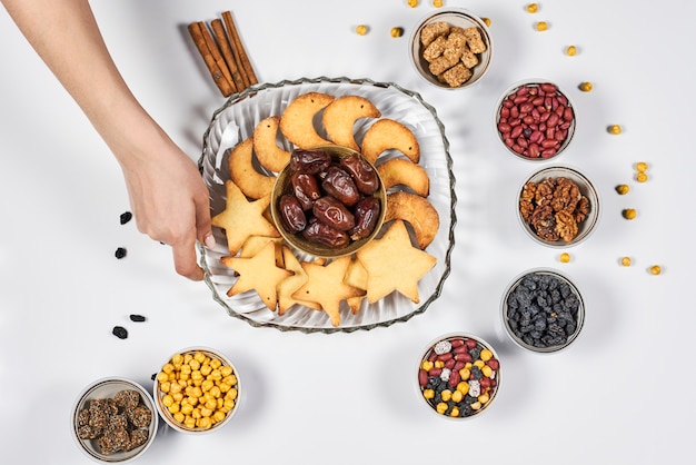 Diferentes doces e biscoitos em uma mesa