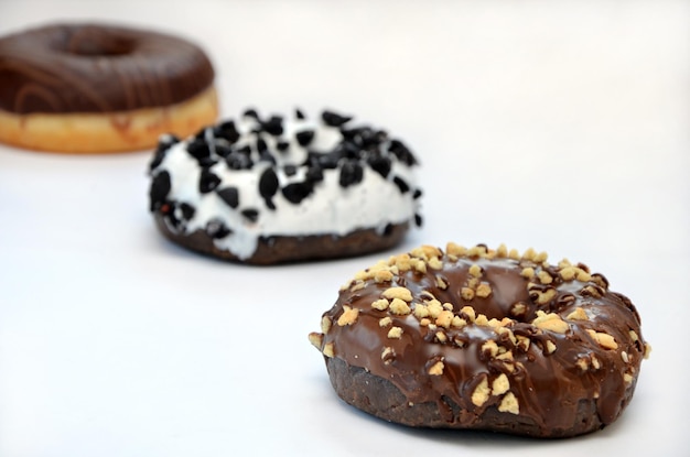 Diferentes donas con chispas de primer plano sobre un fondo blanco de cerca