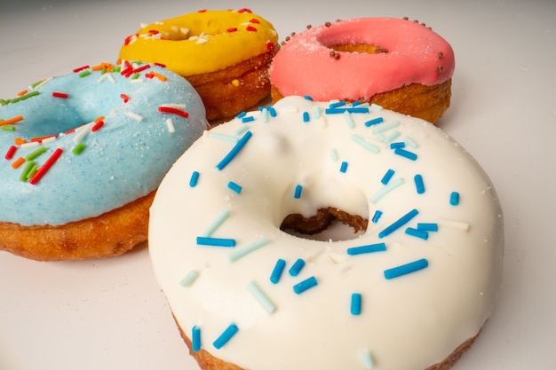 Diferentes donuts grandes com esmalte. Variedade de vários donuts coloridos.