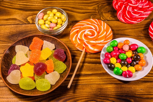 Foto diferentes dulces dulces en mesa de madera rústica