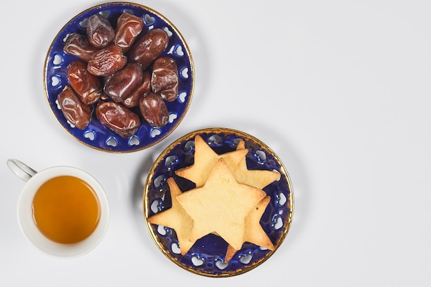 Diferentes dulces y galletas en una mesa